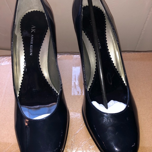 NWT Anne Klein Navy Patent Leather Heels, Size 9 - Picture 2 of 8